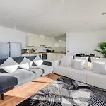 Large 3 Bedroom London Apartment - Large Terrace With Sunset Views