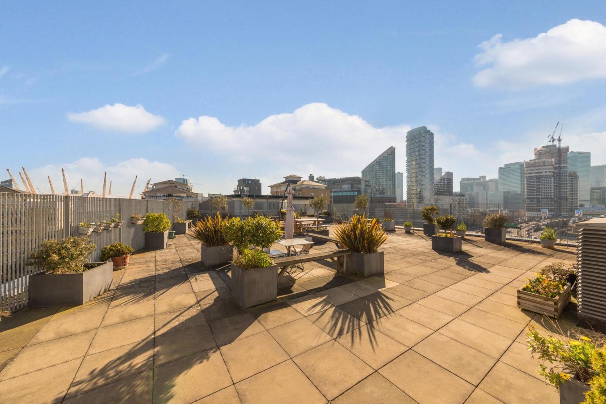 Large 3 Bedroom - Large Terrace With Sunset Views Appartamento Londra